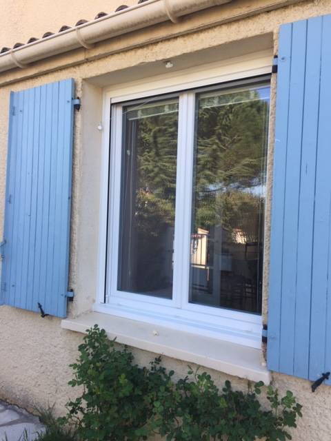 Pose en rénovation de fenêtres PVC avec stores vénitiens intégrés à St Aunès