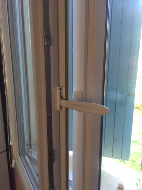 Poignée entrebailleuse sur fenêtre PVC rénovation