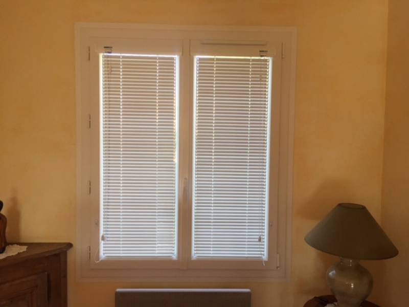 Fenêtre PVC rénovation avec store vénitien intégré gris