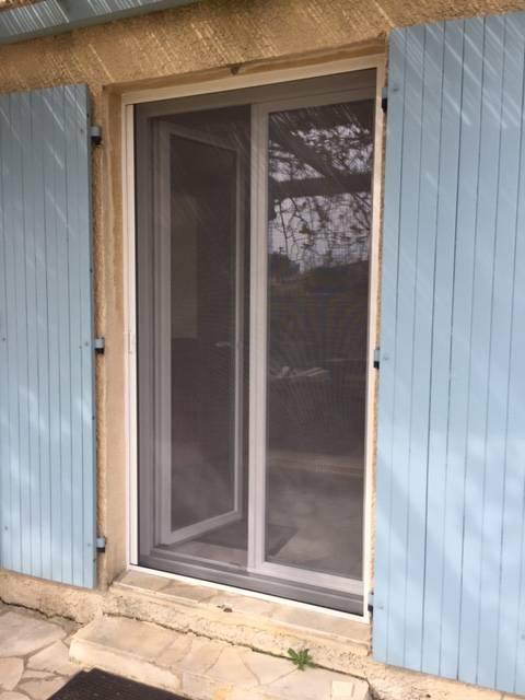 Pose d'une porte fenêtre PVC sur mesure avec moustiquaire