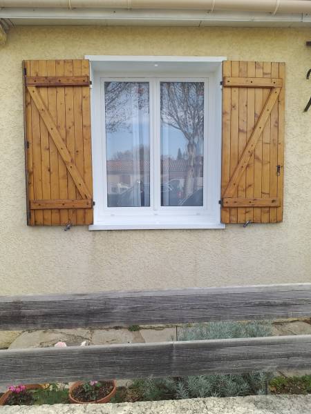 ouvrant à la française deux vantaux double vitrage sur Jacou