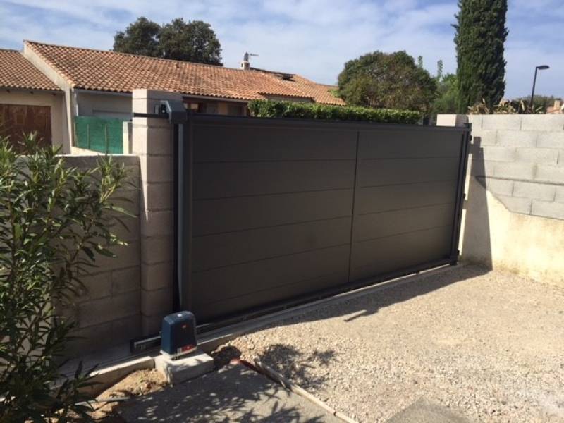 Installation d'un portail coulissant aluminium sur mesure dans une villa à Vendargues
