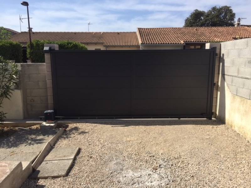 Installation d'un portail coulissant aluminium sur mesure dans une villa à Vendargues
