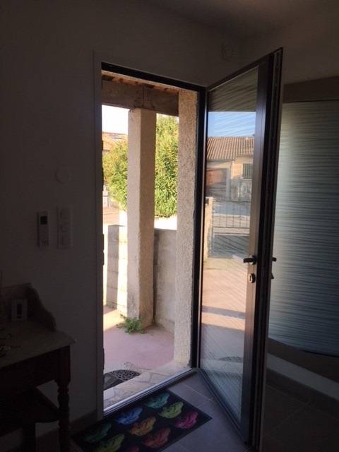 Pose d'une porte d'entrée aluminium sur mesure à Baillargues