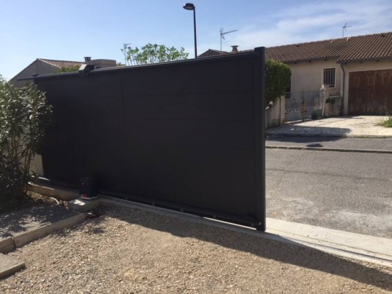 Installation d'un portail coulissant aluminium sur mesure dans une villa à Vendargues