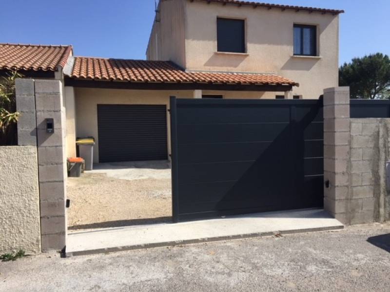 Installation d'un portail coulissant aluminium sur mesure dans une villa à Vendargues