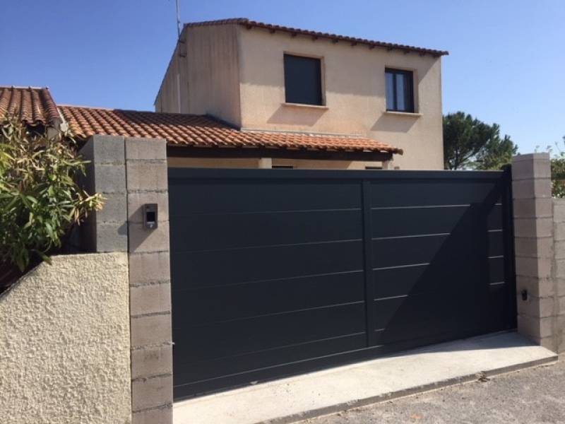 Installation d'un portail coulissant aluminium sur mesure dans une villa à Vendargues