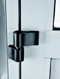 Détail des paumelles réglables