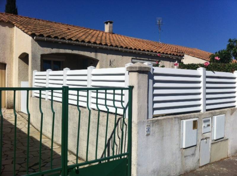 Pose d'une cloture en pvc sur muret à Baillargues