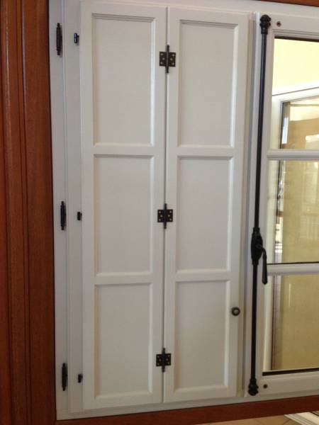 Volets intérieurs et fausse crémone sur fenêtre bois