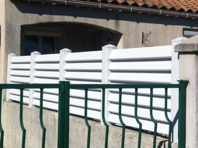 Pose d'une cloture en pvc sur muret à Baillargues