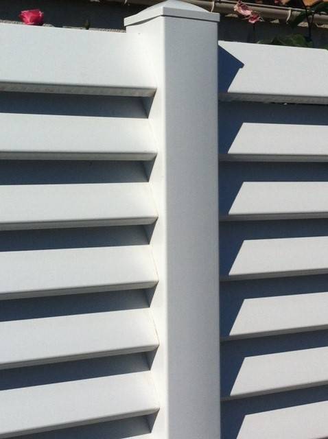 Pose d'une cloture en pvc sur muret à Baillargues