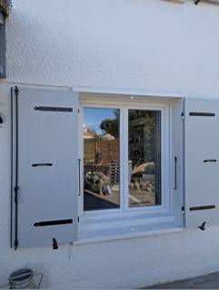 des volets équipes de crochets crémaillères